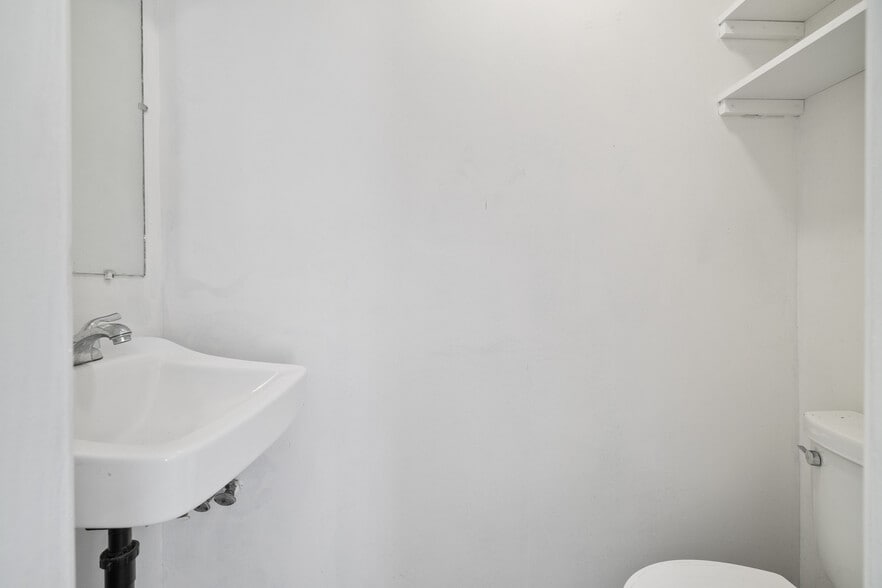 More Photos Of 5709 E Beverly Blvd, Los Angeles Office Residential For Sale