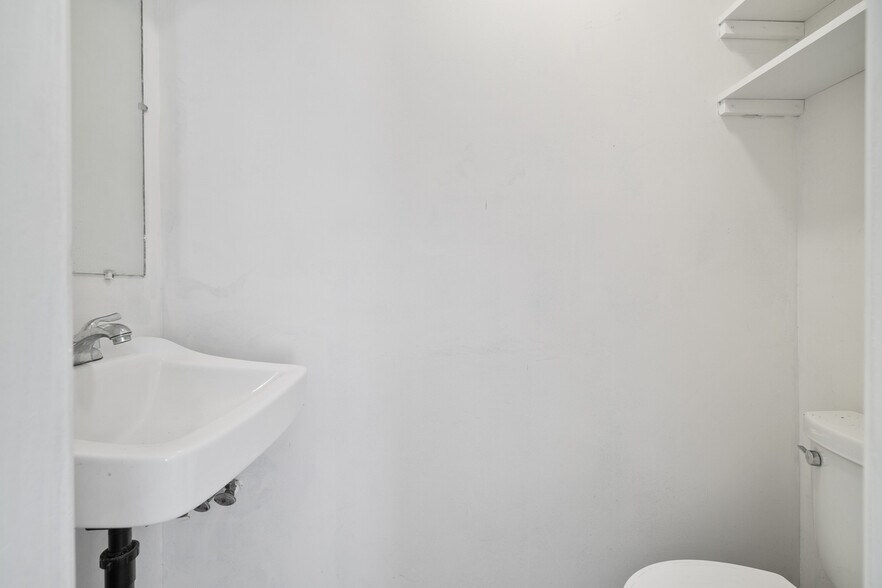 More Photos Of 5709 E Beverly Blvd, Los Angeles Office Residential For Lease