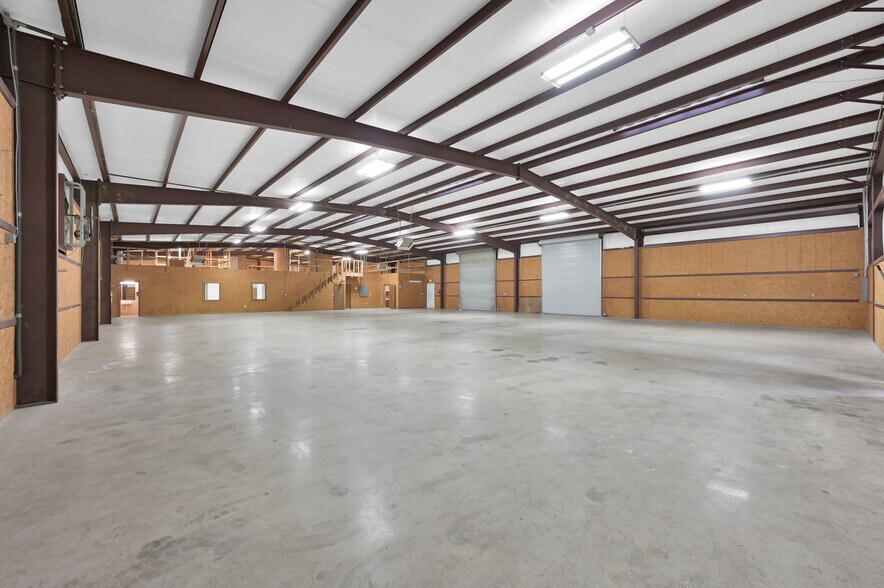 More Photos Of 11322 Neeshaw Dr, Houston Warehouse For Lease