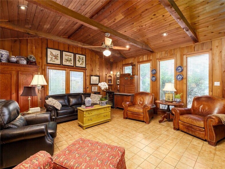 More Photos Of 915 E Cameron Ave, Rockdale Hotel For Sale