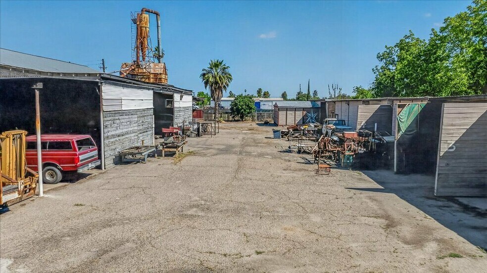 More Photos Of 708 N Pleasant Ave, Fresno Warehouse For Sale