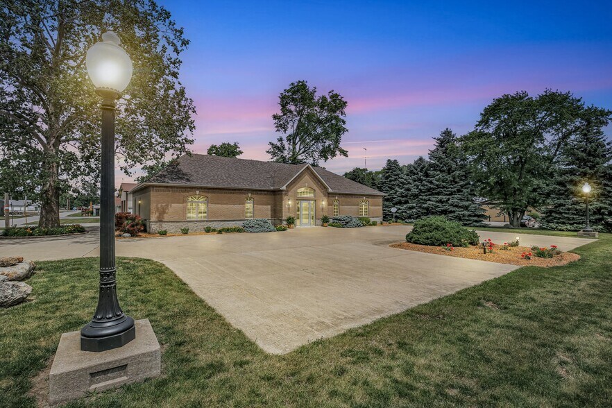 More Photos Of 606 W Oak St, Fairbury Office For Sale