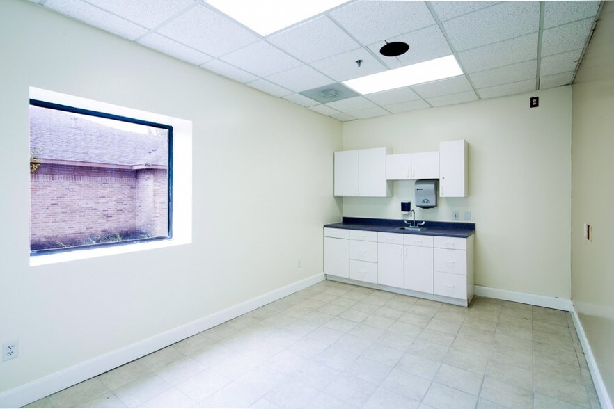 More Photos Of 203 N College Ave, Cleveland Medical For Sale