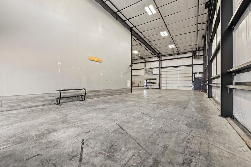 More Photos Of 4487 Bents Dr, Windsor Light Manufacturing For Lease