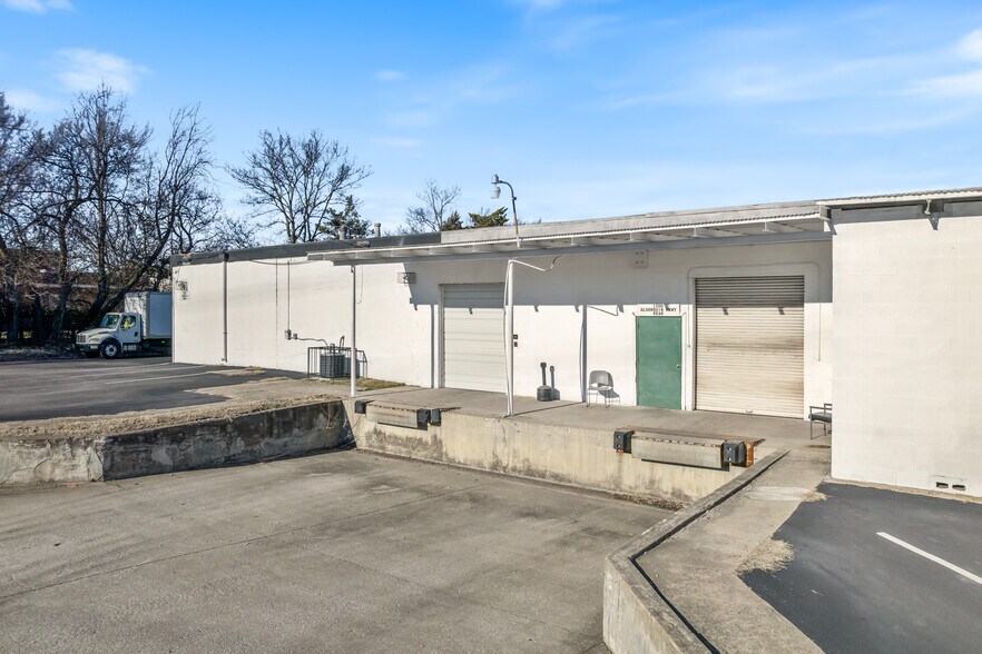 More Photos Of 1500 Algonquin Pky, Louisville Warehouse For Lease