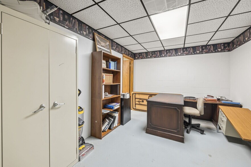 More Photos Of 832 Allardt Hwy, Jamestown Showroom For Sale