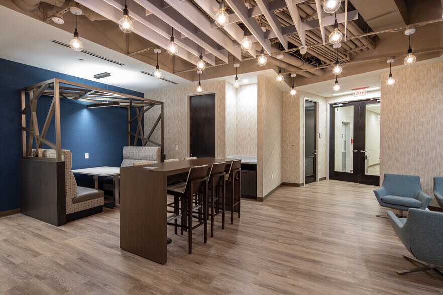 More Photos Of 2 Ravinia Dr, Atlanta Office For Lease