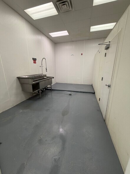 More Photos Of 150 E 400 N, Salem Manufacturing For Lease