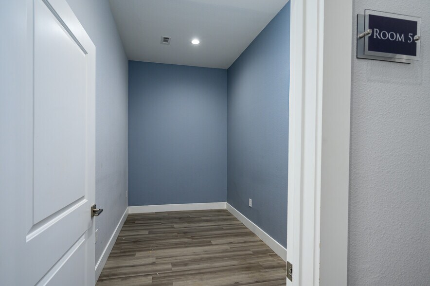 More Photos Of 1701 N US Highway 75, Sherman Medical For Lease