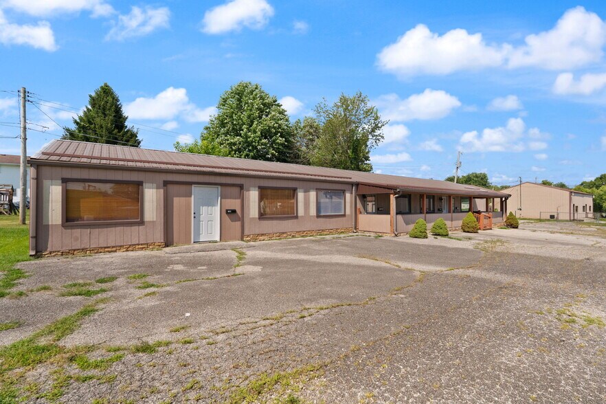 More Photos Of 756 Lakeshore Dr, Scottsburg Flex For Sale