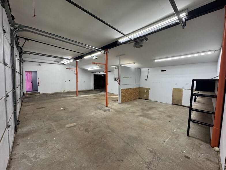 More Photos Of 194 Garfield St, Laconia Warehouse For Lease