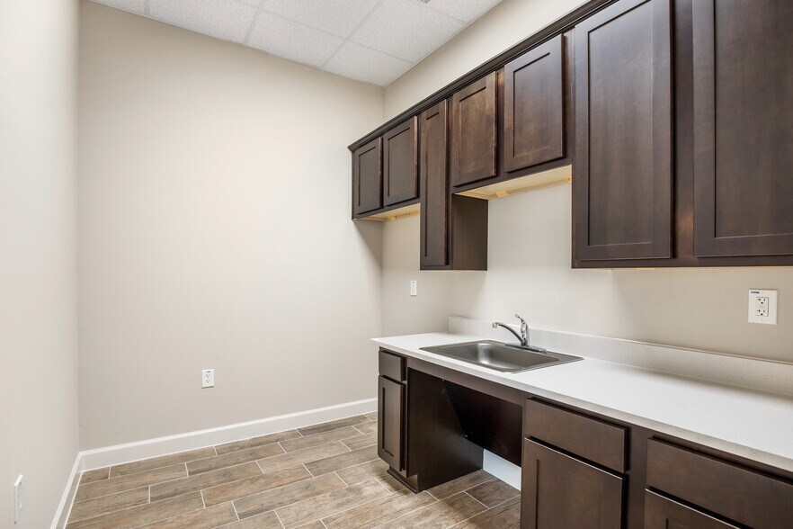 More Photos Of 855 Rockmead Dr, Kingwood Office For Lease