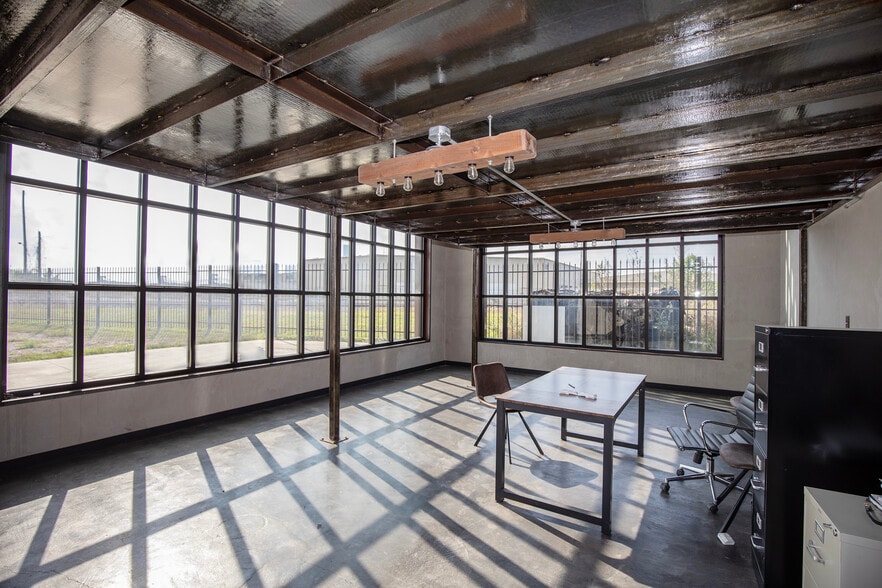 More Photos Of 2219 Brooks St, Houston Warehouse For Sale