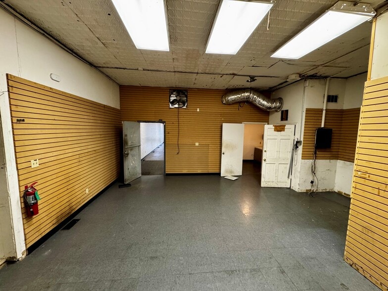 More Photos Of 900 Westport Rd, Kansas City Storefront Retail Office For Lease