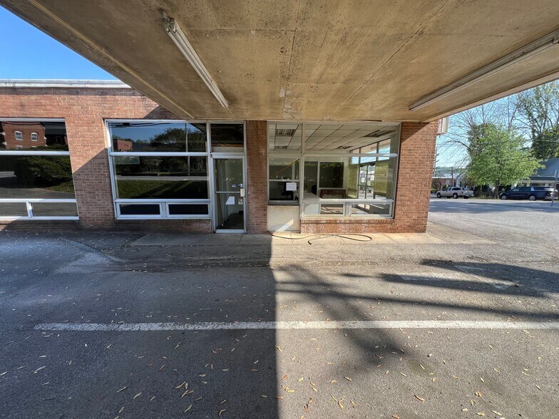 More Photos Of 166 N Logan St, Marion General Retail For Sale