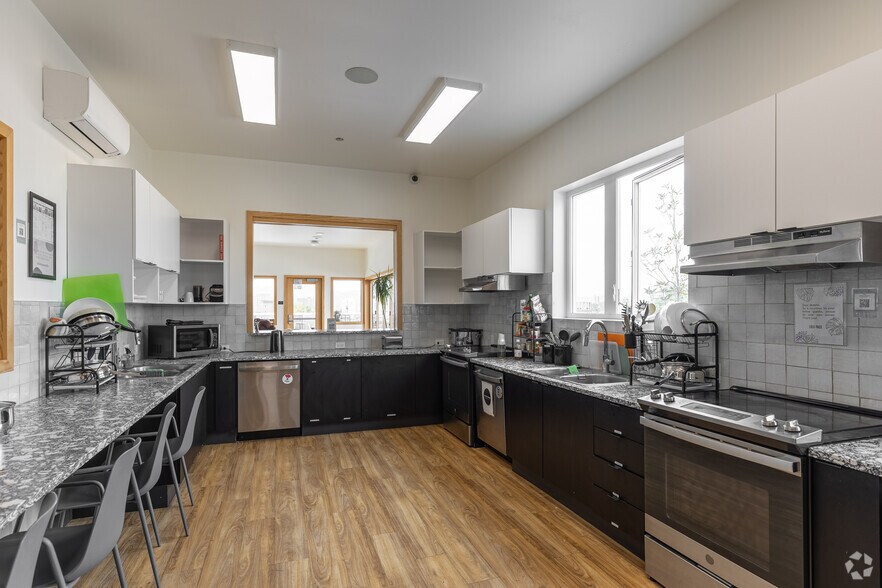 More Photos Of 1616 E Burnside St, Portland Hotel For Sale