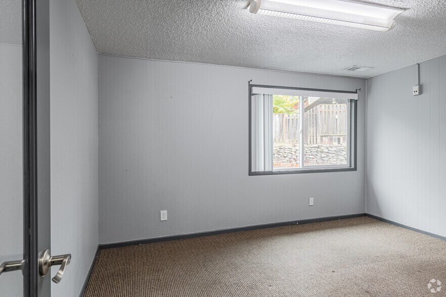 More Photos Of 6823 SW Canyon Rd, Portland Office For Sale