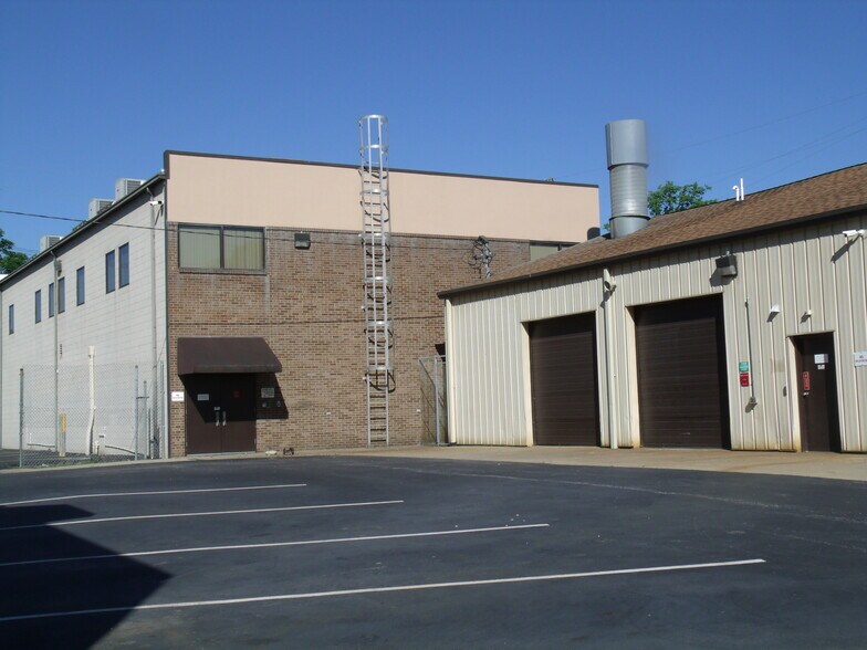 More Photos Of 411 Holmes St, Frankfort Light Distribution For Sale