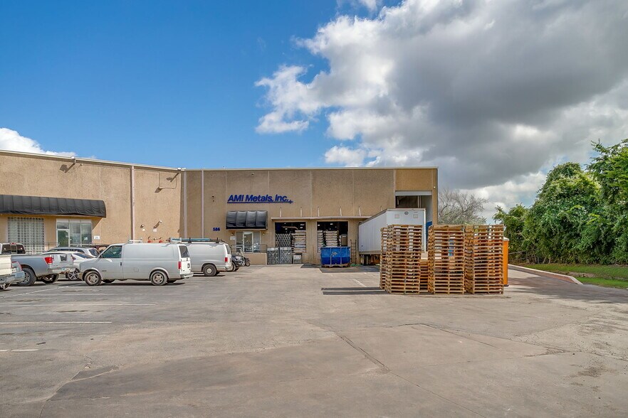 More Photos Of 580-586 N Beach St, Fort Worth Distribution For Lease