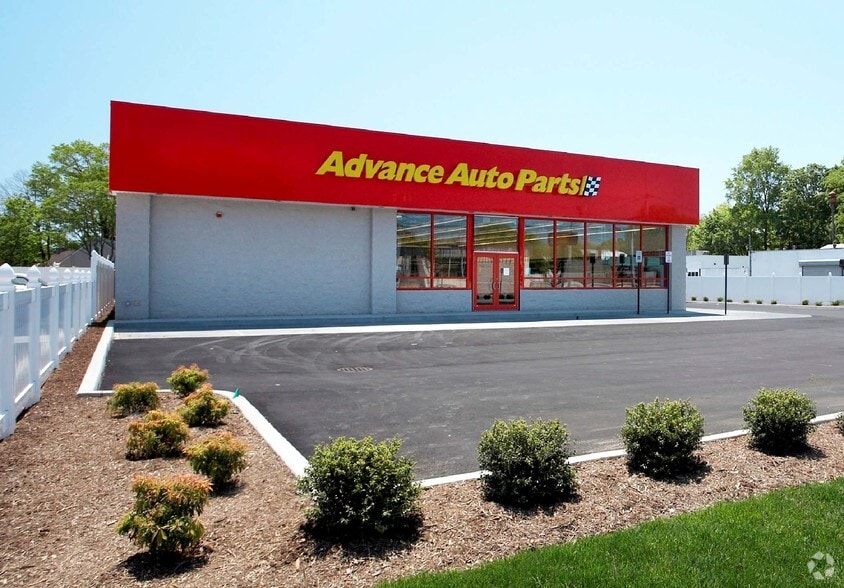 Primary Photo Of 9 W Montauk Hwy, Lindenhurst Freestanding For Sale