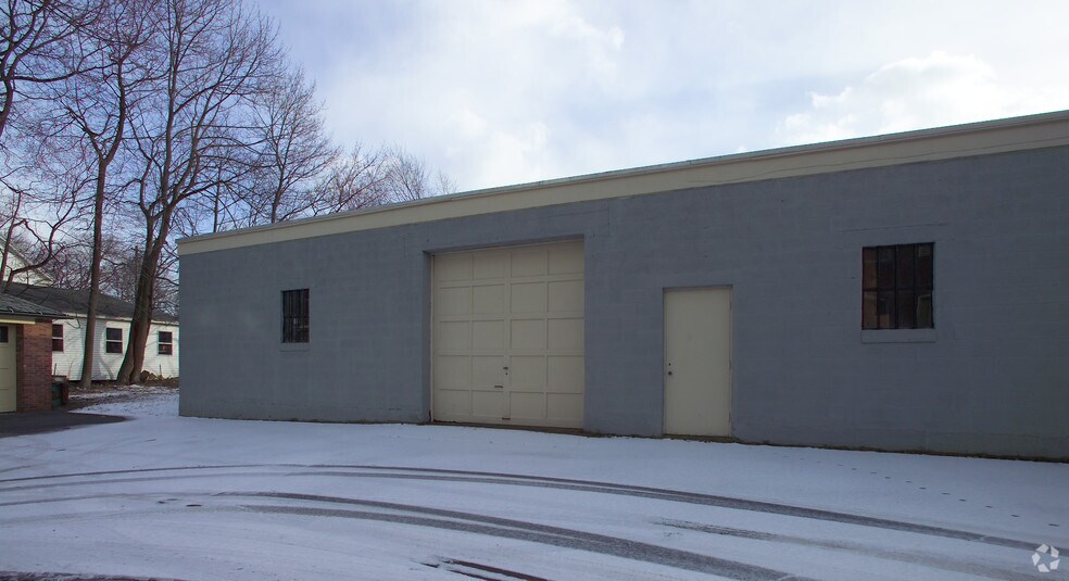 More Photos Of 12 Pease Ave, Middletown Showroom For Lease