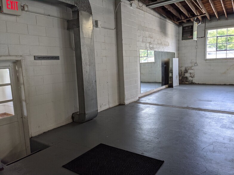 More Photos Of 250 S Kinzie Ave, Bradley Flex For Sale