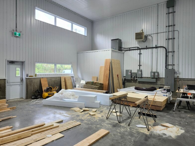 More Photos Of 425 Rue Yamaska, Waterloo Warehouse For Sale