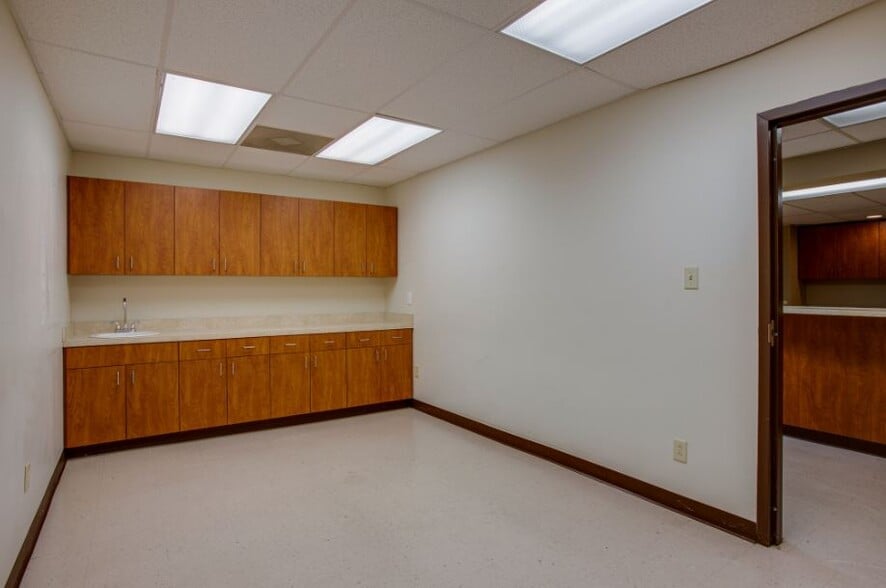 More Photos Of 1400 Hatcher Ln, Columbia Healthcare For Lease