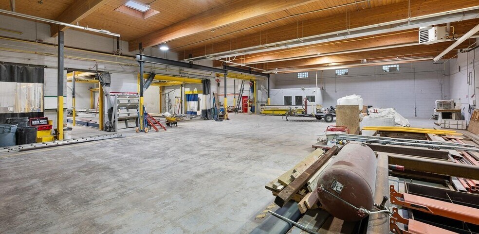 More Photos Of 461 Athabasca St E, Moose Jaw Warehouse For Lease