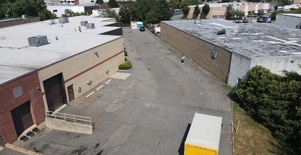 More Photos Of 35 W Jefryn Blvd, Deer Park Warehouse For Lease