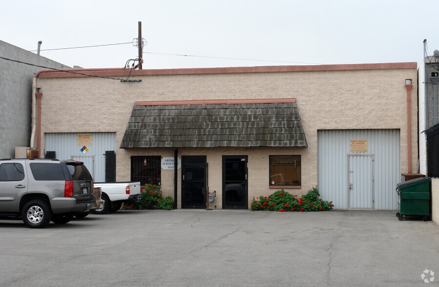 Primary Photo Of 16148-16150 Wyandotte St, Van Nuys Warehouse For Lease