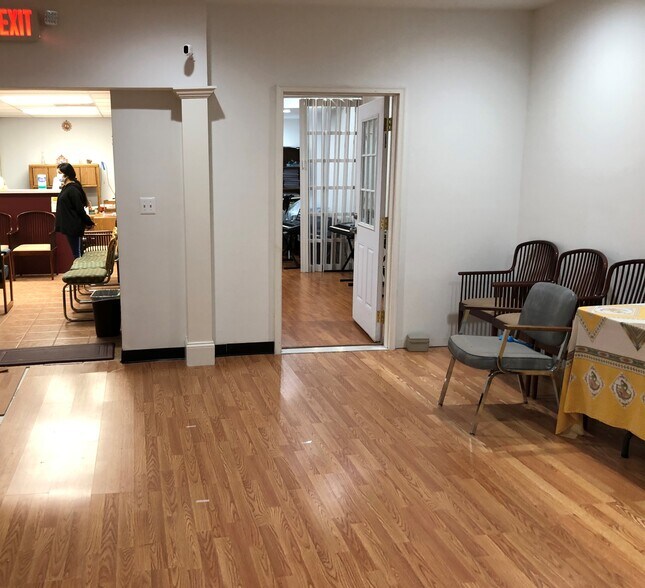 More Photos Of 1323 Shepard Dr, Sterling Showroom For Lease