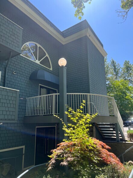 More Photos Of 545 Rainier Blvd N, Issaquah Office For Sale