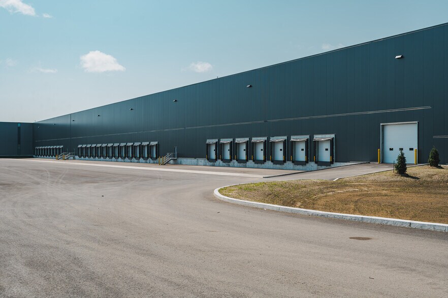 More Photos Of 25 Rue Léon-Malouin, Coteau-du-lac Distribution For Lease