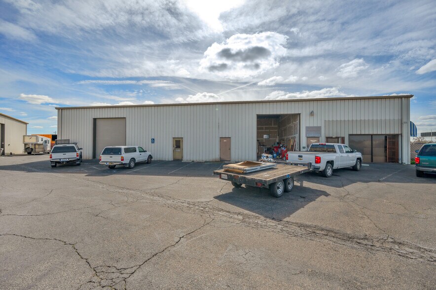 More Photos Of 5753-5755 W Barstow Ave, Fresno Warehouse For Lease