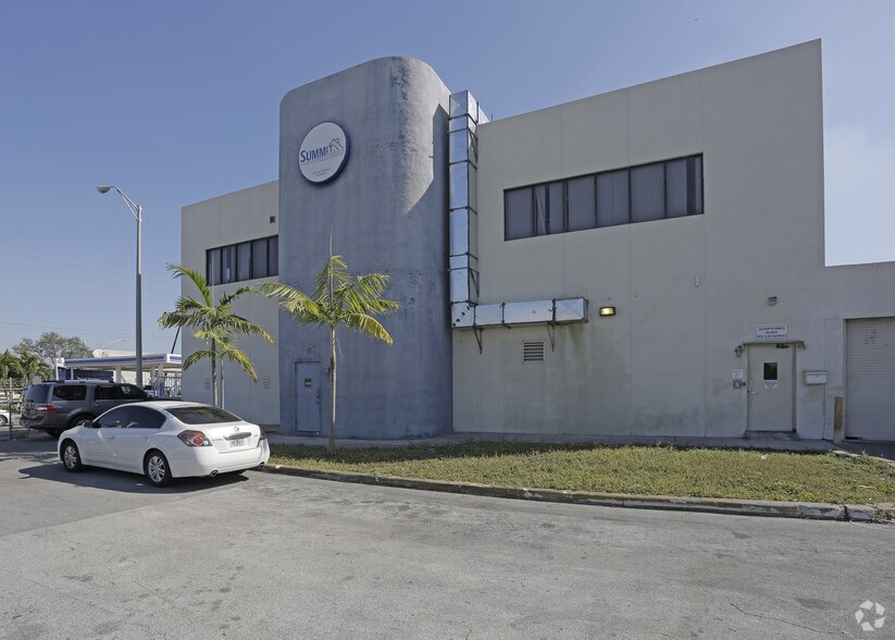 More Photos Of 2700 NW 36th St, Miami Office Residential For Lease