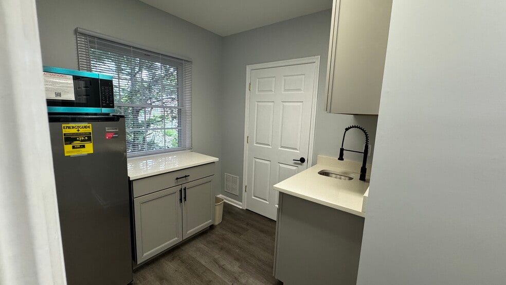 More Photos Of 722 Grant St, Herndon Medical For Sale