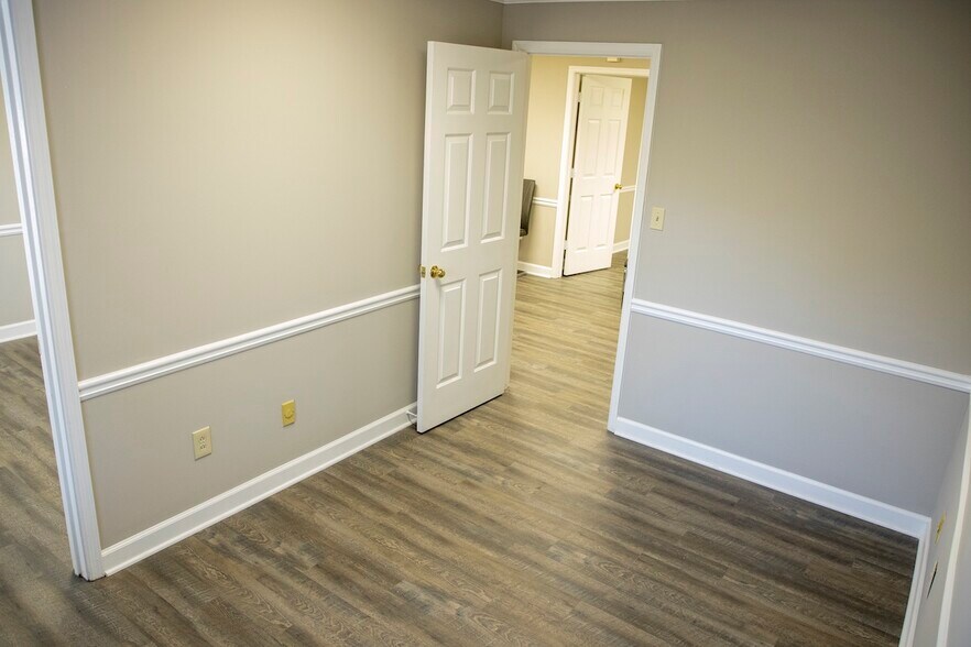 More Photos Of 425 E Crossville Rd, Roswell Office For Sale