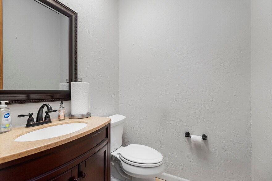 More Photos Of 1214 Stonehollow Dr, Kingwood Office For Sale