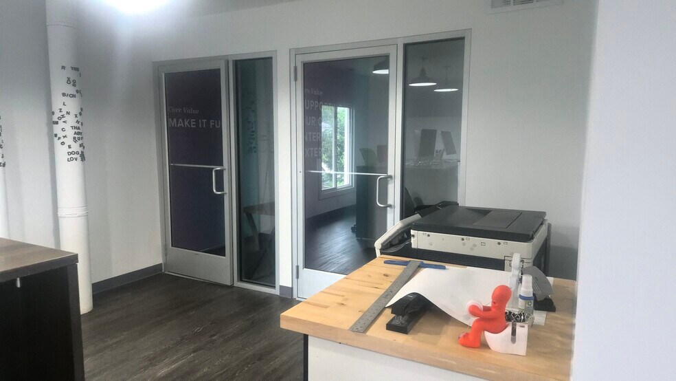 More Photos Of 5911 Meredith Dr, Urbandale Office For Lease