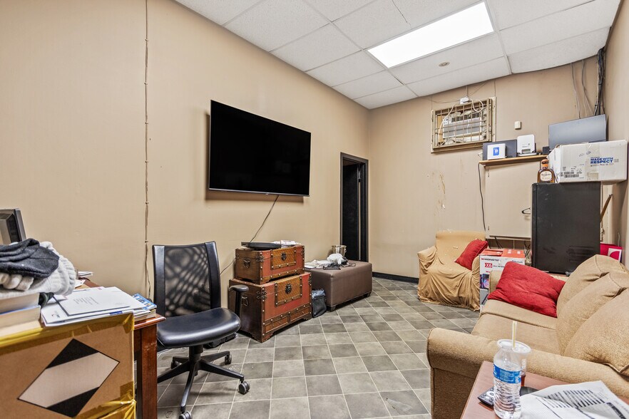 More Photos Of 1862 LATHAM St, Memphis Warehouse For Sale