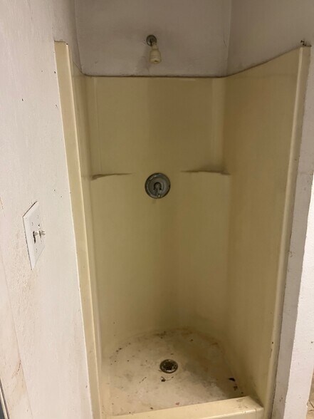 More Photos Of 111 E Maple St, Lamar Flex For Sale