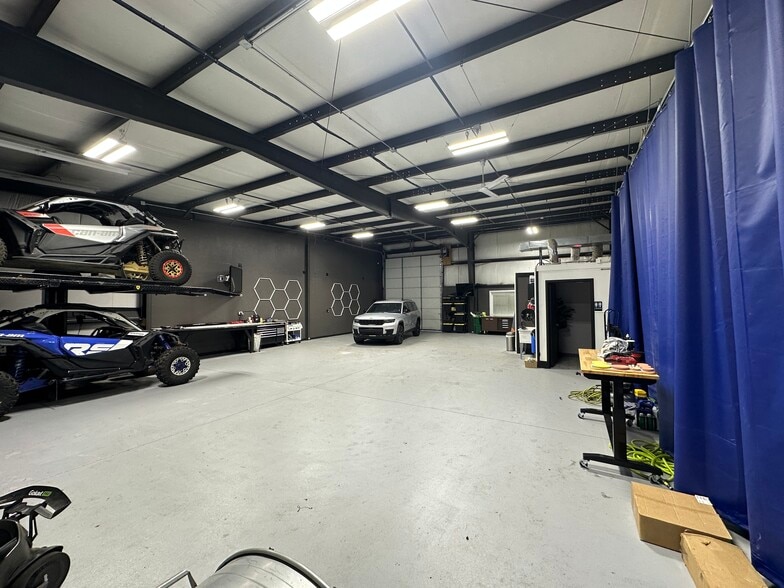 More Photos Of 1717-1721 Oak Dr, Mchenry Manufacturing For Sale