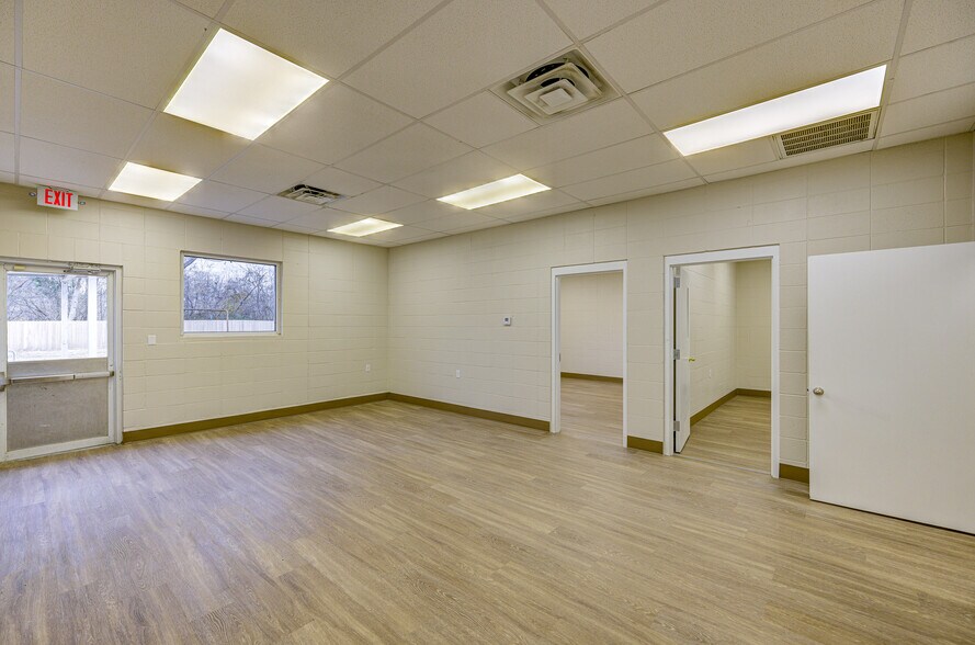 More Photos Of 6889 Paxton Rd, Vicksburg Office For Sale