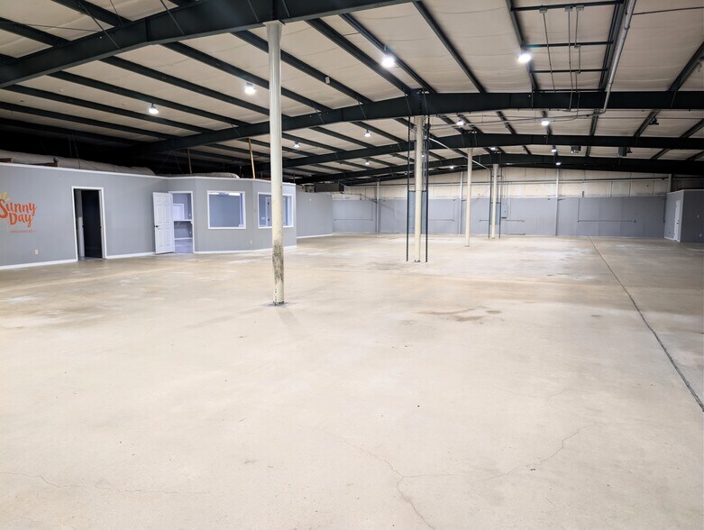 More Photos Of 608 E Booth Rd, Searcy Light Manufacturing For Lease