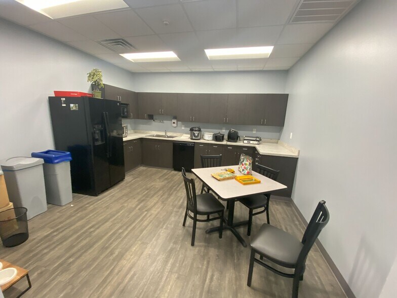 More Photos Of 961 Michael Dr, Chesapeake Warehouse For Lease