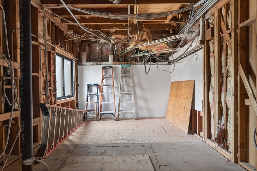 More Photos Of 1895 E Main St, Ventura General Retail For Sale