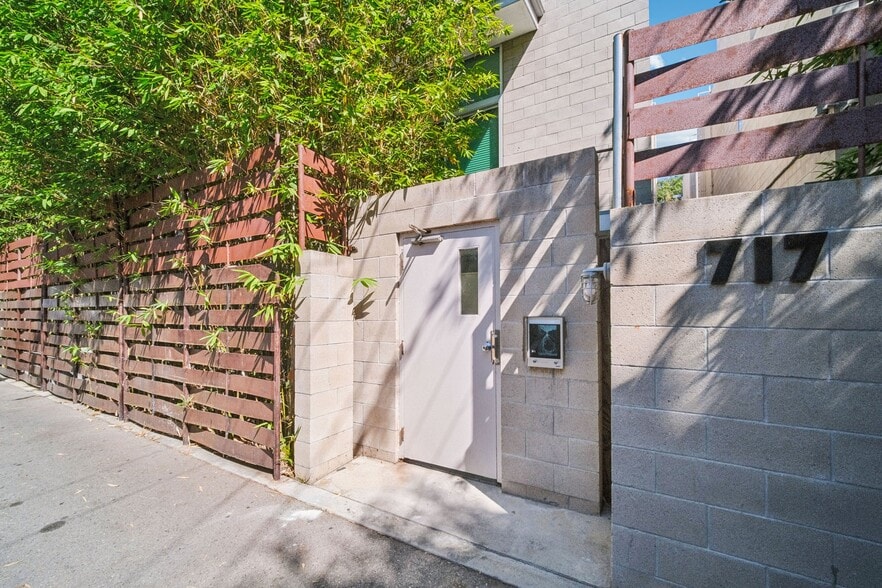 More Photos Of 717 N Highland Ave, Los Angeles Flex For Sale