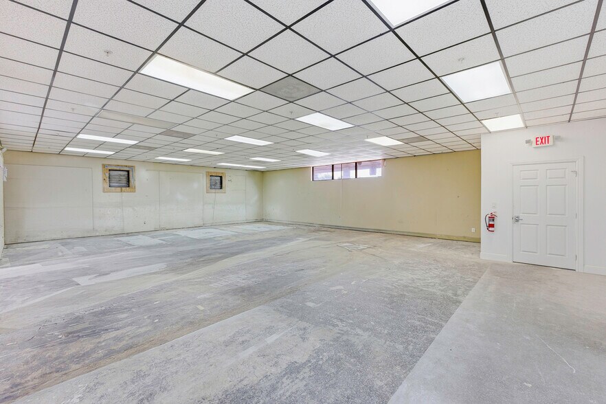 More Photos Of 657 NE Dixie Hwy, Jensen Beach Warehouse For Lease