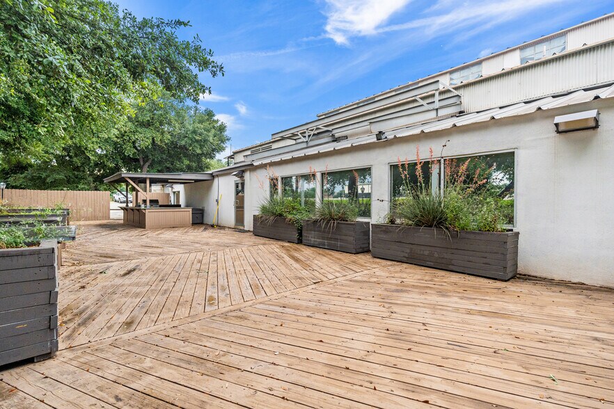 More Photos Of 7710 W IH-10, San Antonio Office For Sale